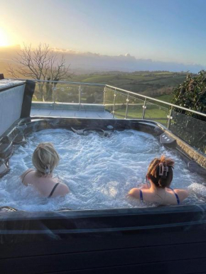 Dog friendly, Roof top hot tub, Panoramic views.
